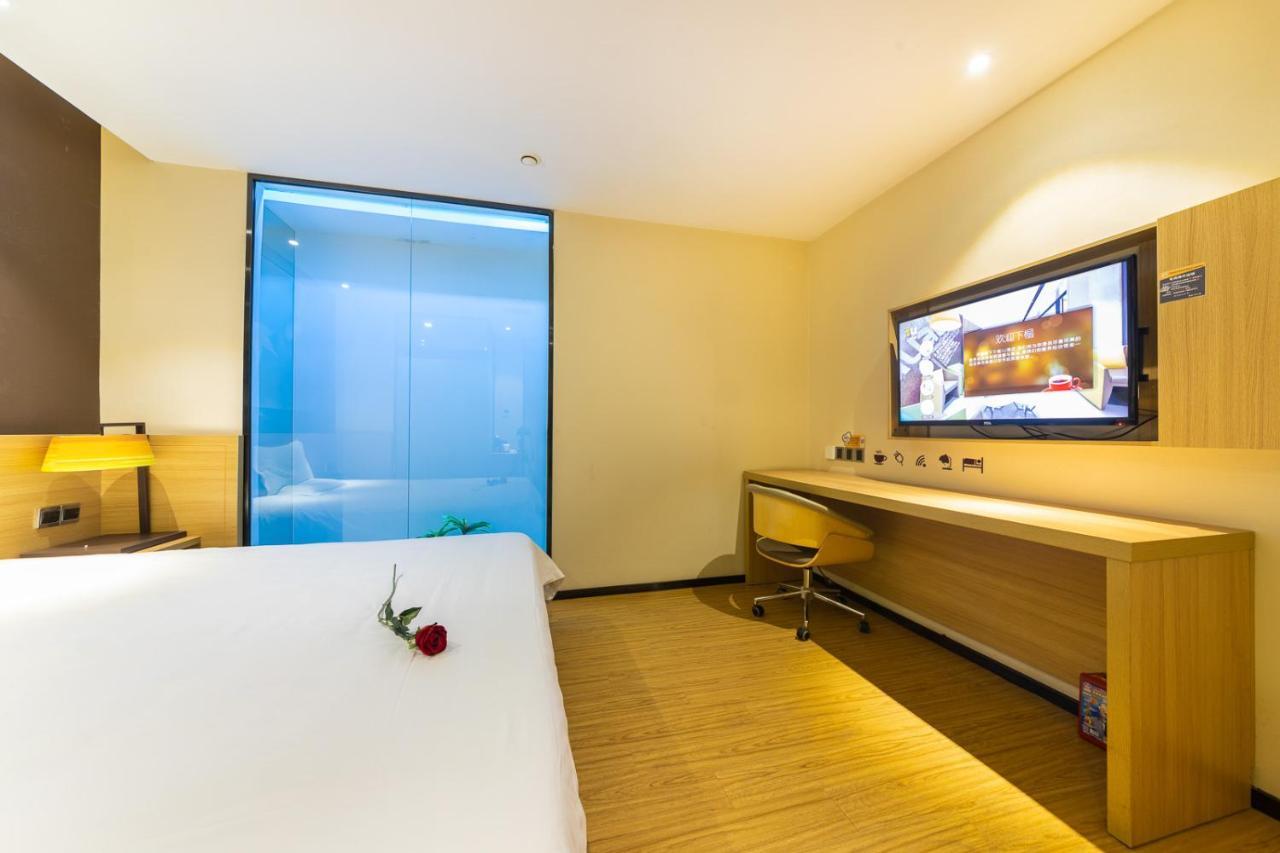 Iu Hotel Chongqing Jiefangbei Exterior photo