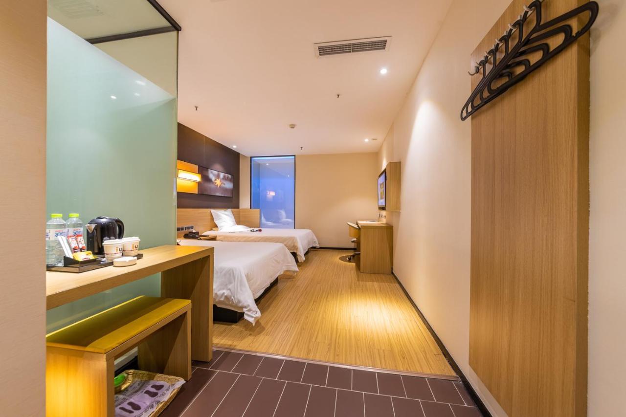 Iu Hotel Chongqing Jiefangbei Exterior photo